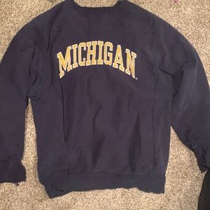 Michigan crew neck hoodie. I don’t like it anymore. Size medium